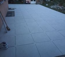 Début, suite et fin de la pose de la terrasse en grès cérame