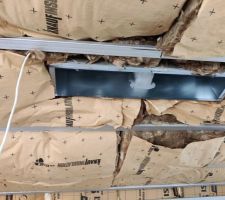 Plenum découpé autour des bois de la charpente !