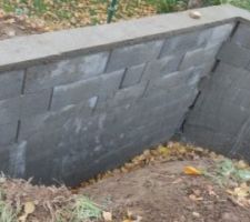 Mur de soutènement face nord. Près de 2.10m au plus haut. Derrière 5m sur les 10 totaux sont en mitoyenneté. Nous avons donc fait le choix de se laisser 1m pour garder un passage pour l'entretien du mur (prévu en enduit gratté gris anthracite) et parce que l'on met tous nos excès de tonte dans la zone humide derrière ?.