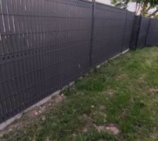 Vue intérieure de la clôture sur le mur de soutènement face nord. Près de 2.10m au plus haut. Derrière 5m sur les 10 totaux sont en mitoyenneté. Nous avons donc fait le choix de se laisser 1m pour garder un passage pour l'entretien du mur (prévu en enduit gratté gris anthracite) et parce que l'on met tous nos excès de tonte dans la zone humide derrière.