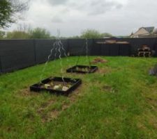 Vue intérieure de la clôture 1.57m. face nord est. On aperçoit sur la droit un de nos abris de jardin où prochainement s'adossera le réservoir d'eau de pluie. Et nos petits carrés potager maison. Un premier essai.
Au fond des coffres, normalement pour les poubelles mais on y a mis les vélos. Et quelques bricoles de jardinage.