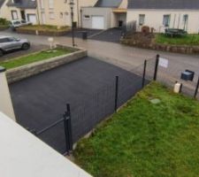 Face sud pour le stationnement. Changement du caniveau pour une version plus longue et profonde devant l'entrée du garage.