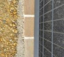Face sud pour le stationnement. Pavage au niveau du portillon d'entrée. Changement du caniveau pour une version plus longue et profonde devant l'entrée du garage.