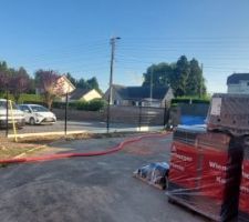 Début pose cloture, pour permettre la pose des pavés sur le terrain voisin