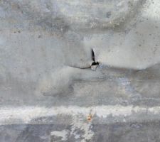 Trou dans la zinguerie (cette pi&egrave;ce &eacute;tait senc&eacute; &ecirc;tre remise &agrave; neuf)