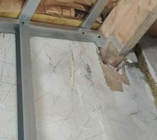 A droite on voit bien que le bastaing a &eacute;t&eacute; initialement scell&eacute; dans une chouche d'isolant (comme le stipule le DTU :clown: )