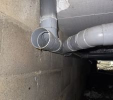 Dans le vide sanitaire, plusieurs tuyaux d?assainissement non fermés : présence de T inutiles et non obturés.