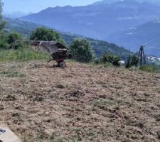 État du jardin après le passage de la motobineuse - CC-BY-NC-SA