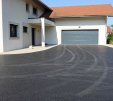 Face au garage. Vers porche, gardé une zone gravillons (drainage EP)