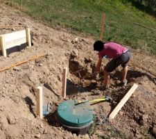 Travail à la pelle et pioche autour du récupérateur d'eau - CC-BY-NC-SA