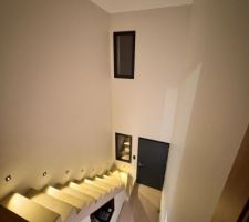 Escalier en béton ciré et spots de marches