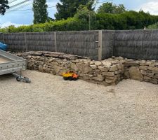 Mur en pierres sèches (granit) + brande de bruyère