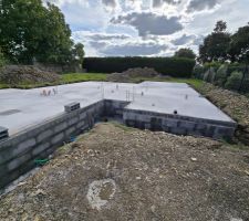 La vue en arrivant sur le terrain, à gauche le double garage, dans le renfoncement, la porte d'entrée