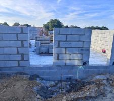 Début de l'élévation des murs du rez-de-chaussée 6/09/2025