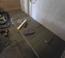 Estrade dans salle de bain.
2 couches de Wedi puis carrelage.
Encore à réaliser le coffret au mur pour mitigeur, etc.