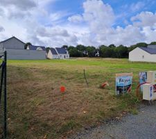 Terrain fra&icirc;chement nettoy&eacute; par les parents de mon ami en pr&eacute;vision de l'implantation par le g&eacute;om&egrave;tre