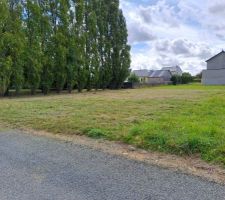 Terrain fra&icirc;chement nettoy&eacute; par les parents de mon ami en pr&eacute;vision de l'implantation par le g&eacute;om&egrave;tre