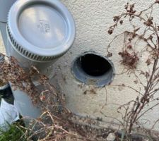 Vide sanitaire tres humide. Les bouches sont presentes. Mais lorsque je passe un furet dedans, il bloque.