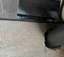 Il y a le trou dehors, mais sous la maison, pas d'ouverture.