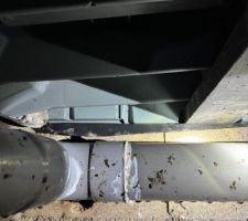 Il y a le trou dehors, mais sous la maison, pas d'ouverture. Donc cela condense partout.