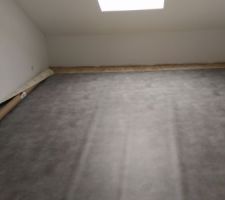 Sol souple de la SDB déroulé dans le salon