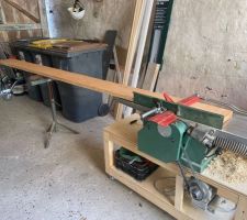 Test avec la raboteuse dégauchisseuse pour nos planches de Douglas afin de faire un parquet rustique sur la mezzanine et chambre parentale