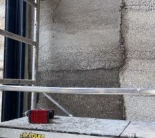Poursuite du banchage chaux liège dans le séjour