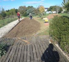 Deux paysagistes pour broyer la pelouse après l'avoir rasé à la debrousailleuse