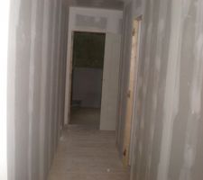 Couloir menant a la chambre 3 et salle de bain des enfants