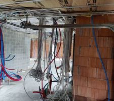 Futur tableau &eacute;lec + baie de brassage dans garage