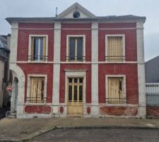 Voici la façade de la maison, les 2 fenêtres de gauche ne m'appartiennent pas.