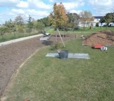 Le parterre est quasi entièrement retourné, la connexion du cable du robot tondeuse rétablie