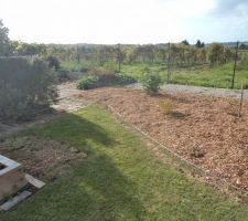 Le passage pour aller au composteur quasi vide en ce d&eacute;but d'automne tout ayant &eacute;t&eacute; utilis&eacute; pour amender le potager