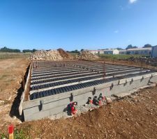 Fondations en cours avec coffrage, la dalle sera coulée la semaine qui arrive