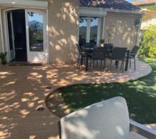 La nouvelle terrasse finie avec les premiers spots encastrés posés et raccordés