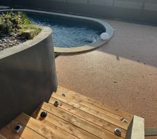 Les anciens escaliers etaient en béton brut ils sont maintenant recouverts de bois à l identique de la terrasse et la plage de la piscine a été refaite avec une moquette de pierre