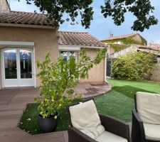 L ancienne terrasse a changer ainsi qu une partie de la pelouse aussi a remplacer