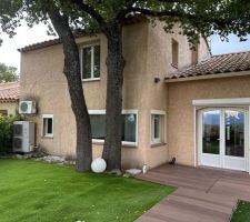 L ancienne terrasse a changer ainsi qu une partie de la pelouse aussi a remplacer