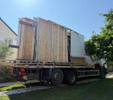 Arrivée des murs de l'ossature bois - bardés en usine majoritairement