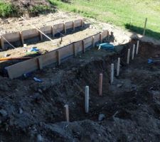 Pieux de la troisième terrasse posés minutieusement - CC-BY-NC-SA