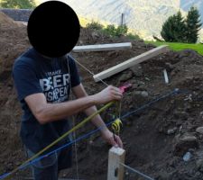 Technique discutable pour bien placer le premier poteau de la rangée - CC-BY-NC-SA