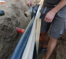 Mise en place de tirefonds pour corriger l'écart des planches contre pieux de la quatrième - CC-BY-NC-SA