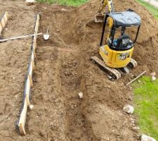 Tranchée creusée pour la sixième et dernière terrasse, mais fin de la location de la pelle - CC-BY-NC-SA