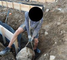 Pose délicate d'un rocher pour protéger le bord de la terrasse - CC-BY-NC-SA