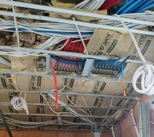 Collecteurs plomberie PER en plafond du garage