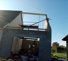 1 ) instalation des poutres pour la charpente