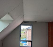 Chambre 2 : erreur de conception avec la fen&ecirc;tre non align&eacute;e avec la fin de la mansarde