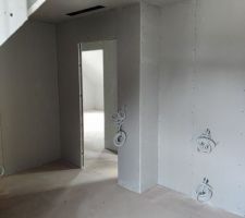 Chambre 1 avec chien assis