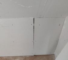 Plaque de pl&acirc;tre mal d&eacute;coup&eacute;e