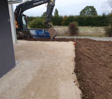 Pose du concass&eacute; sur la zone terrasse